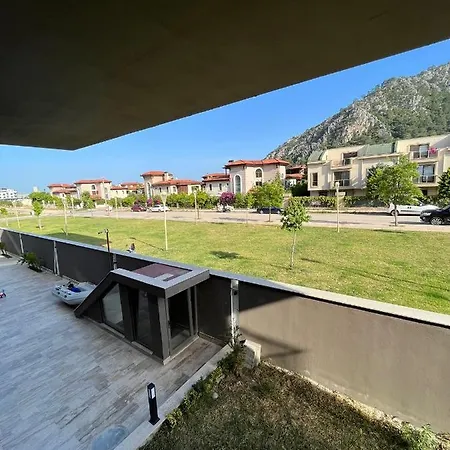 Havuz Ve Bahce Olanagi Sunan Site Ici Konut Apartment *