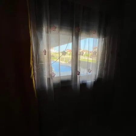 Havuz Ve Bahce Olanagi Sunan Site Ici Konut Apartment *