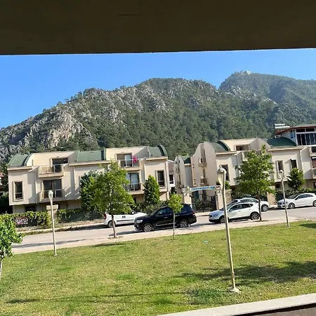 Havuz Ve Bahce Olanagi Sunan Site Ici Konut