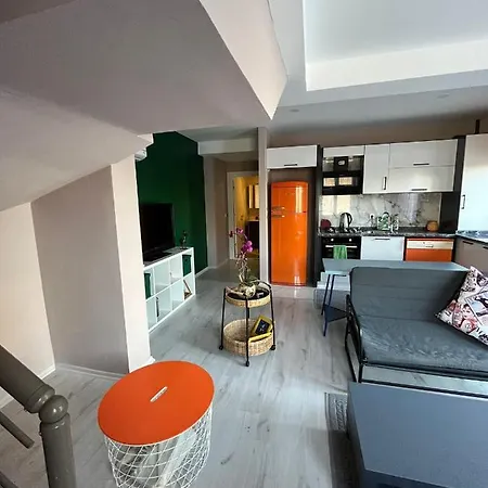Havuz Ve Bahce Olanagi Sunan Site Ici Konut Apartment *