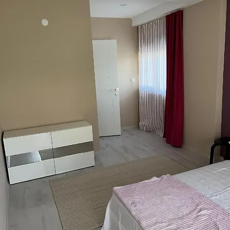 Havuz Ve Bahce Olanagi Sunan Site Ici Konut Apartment