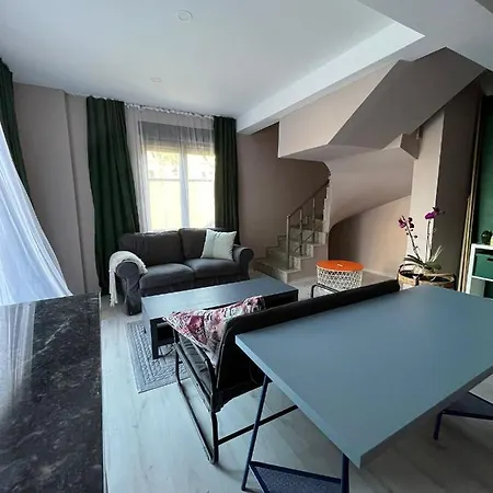 Havuz Ve Bahce Olanagi Sunan Site Ici Konut Apartment *