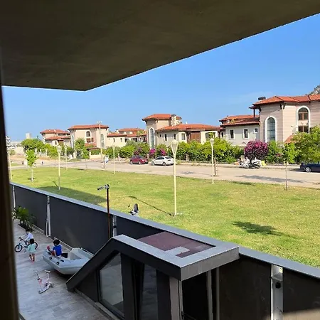 Havuz Ve Bahce Olanagi Sunan Site Ici Konut